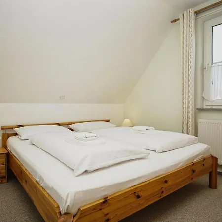 Apartment Haus Inselblick: Seaside Retreat With Ocean Views And Access Goehren (Ruegen)